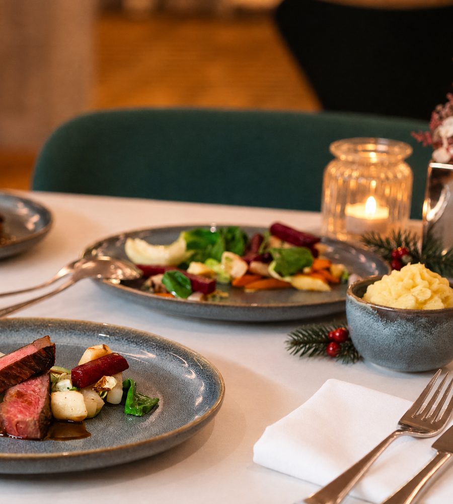Gedeckter Tisch mit Weihnachtsmenü und Kerze