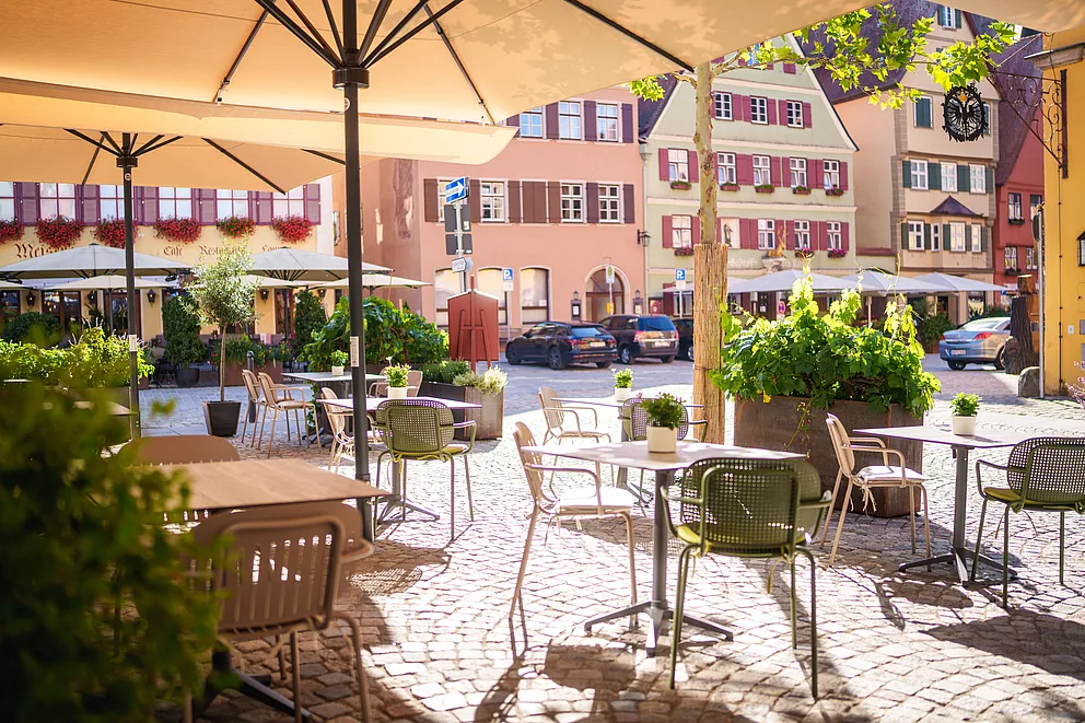 Ansicht der Terrasse im Außenbereich der ehemaligen Sparkasse