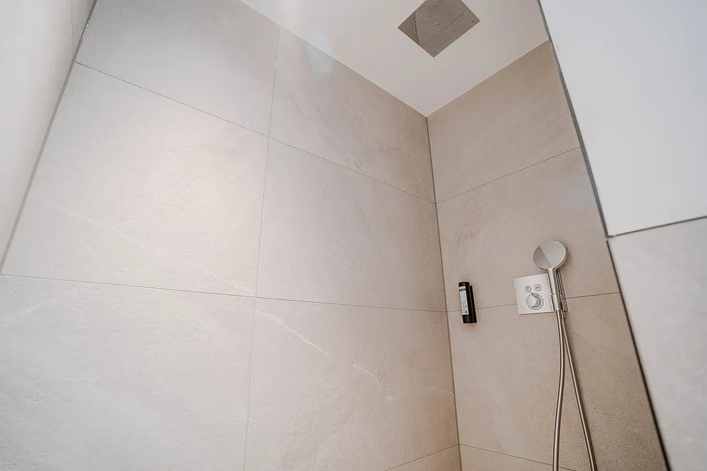 Dusche mit Regenbrause und Handbrause im Bad des Superior-Zimmers im Haus Ehemalige Sparkasse