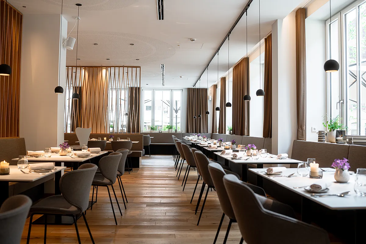 Ansicht der Tische und Ambiente in der ehemaligen Sparkasse