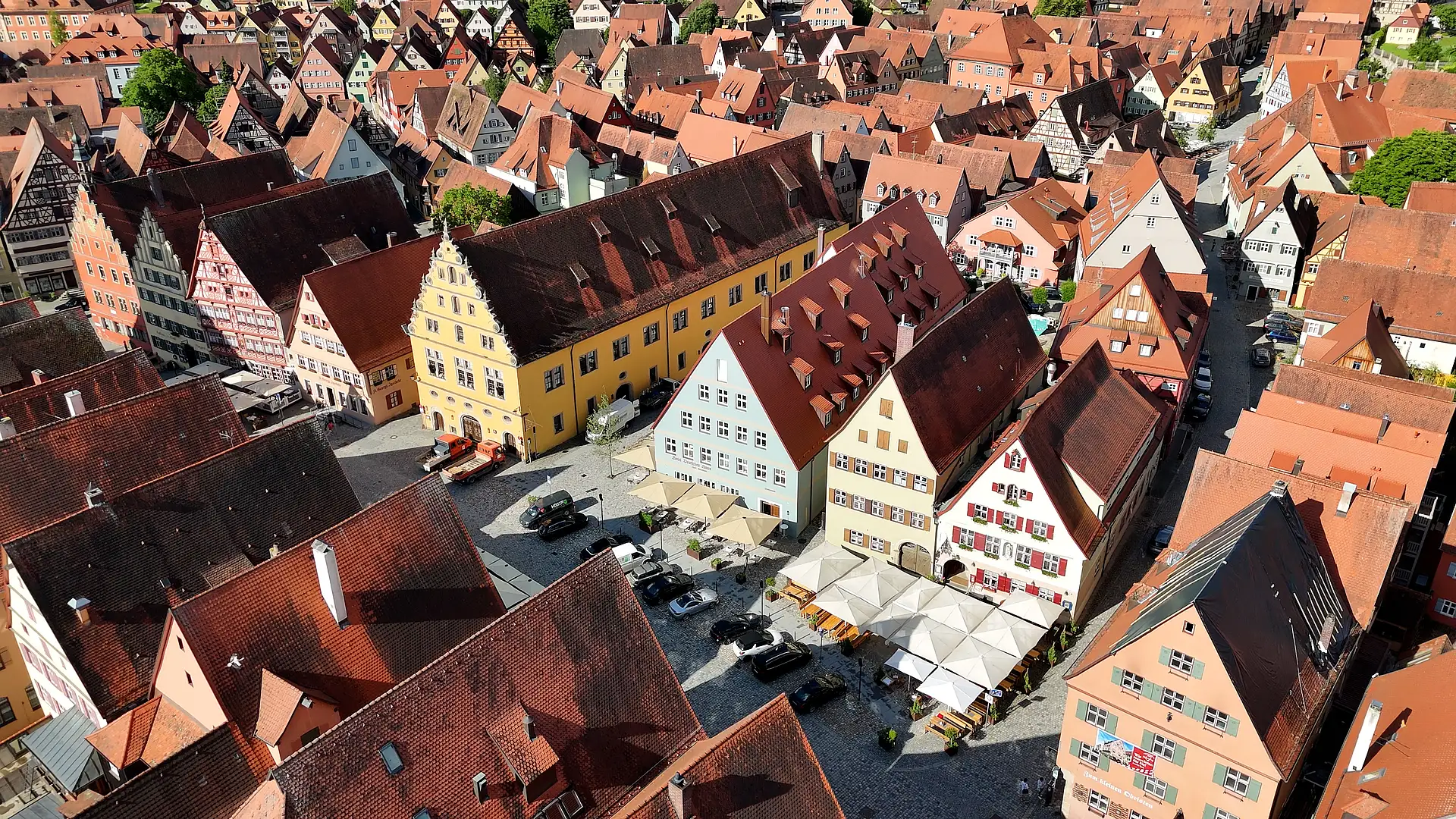 Außenansicht Hotel Deutsches Haus Dinkelsbühl und des Gebäudes ehemalige Sparkasse