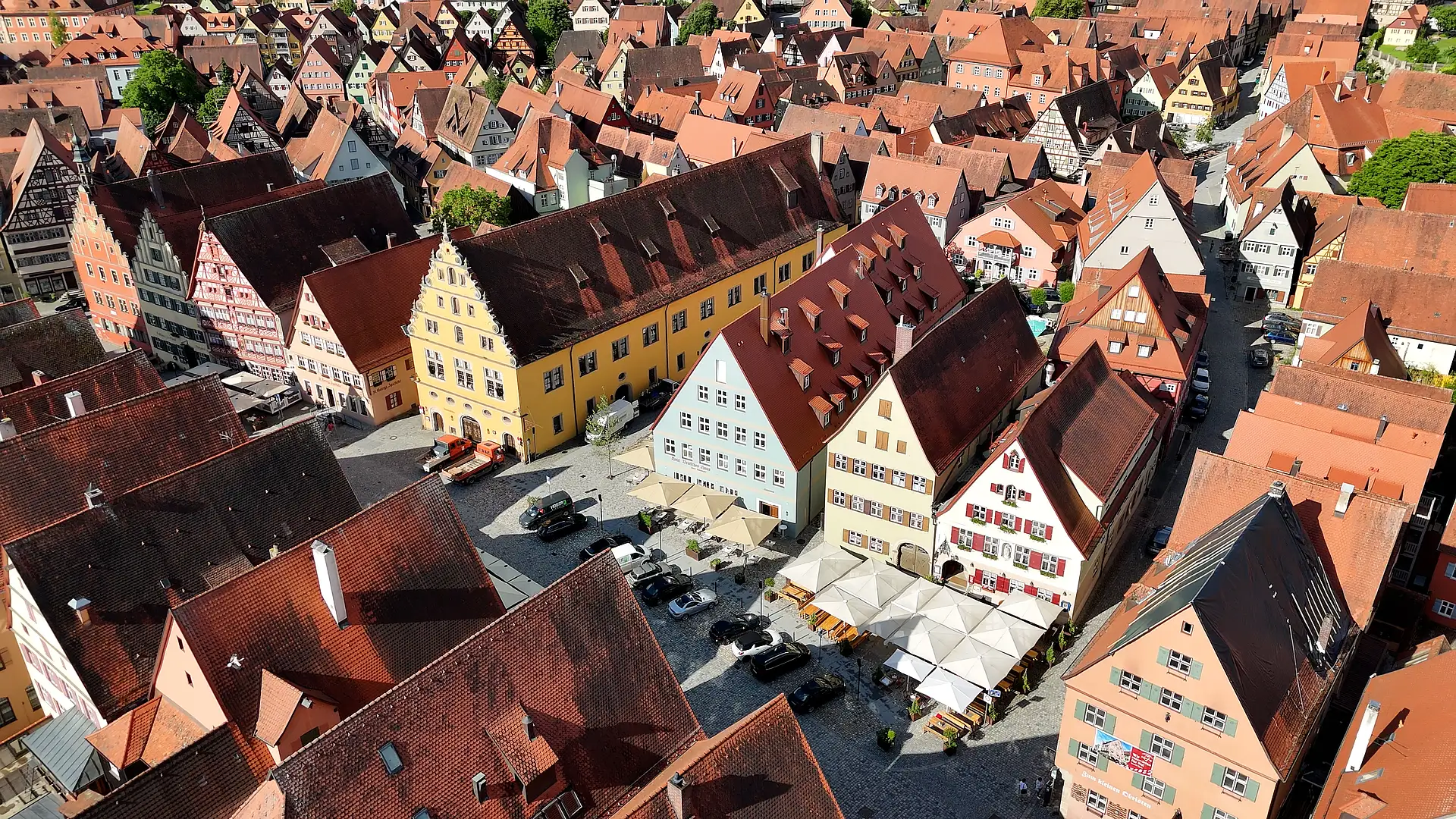Außenansicht Hotel Deutsches Haus Dinkelsbühl und des Gebäudes ehemalige Sparkasse