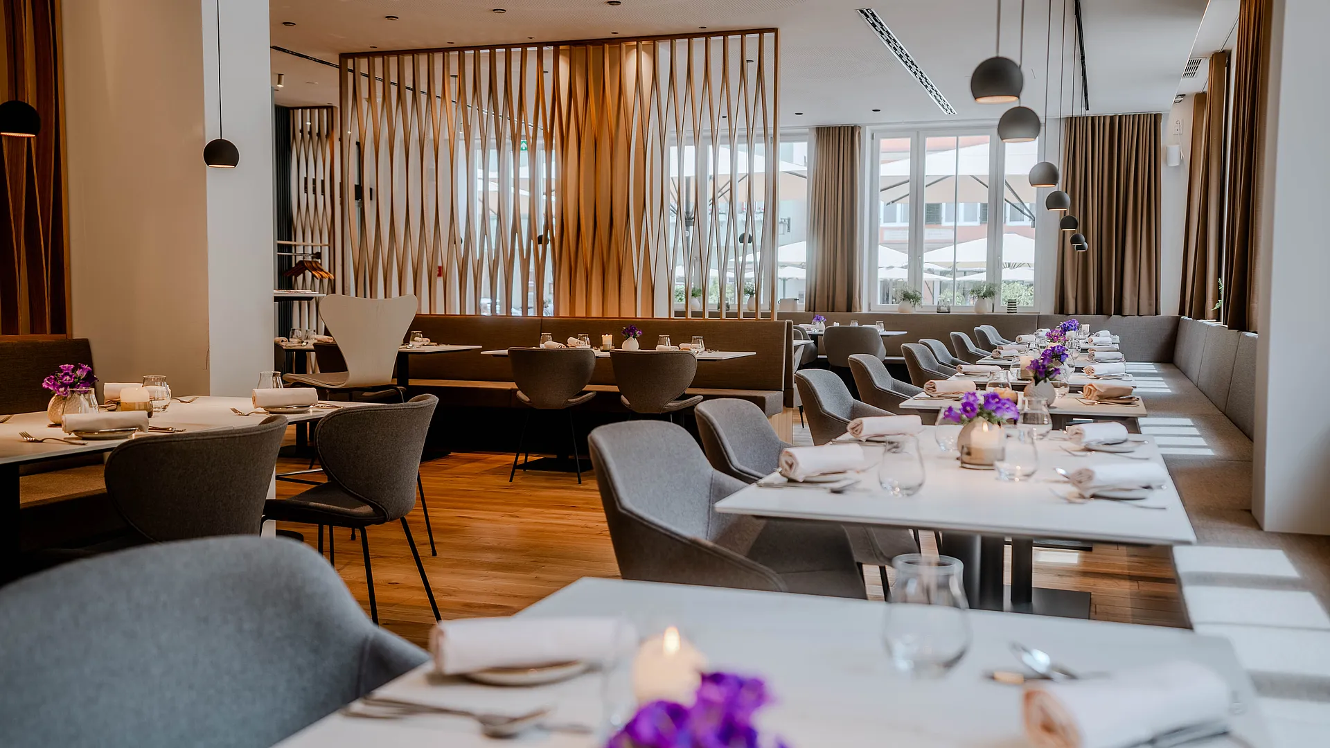 Offenes Ambiente des Restaurants in der ehemaligen Sparkasse