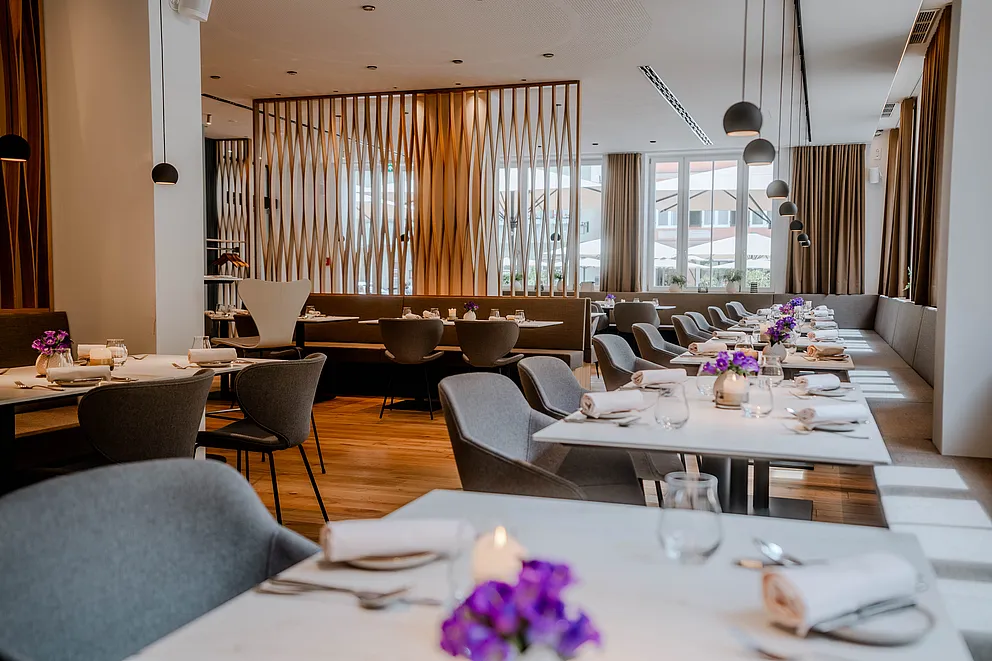 Offenes Ambiente des Restaurants in der ehemaligen Sparkasse