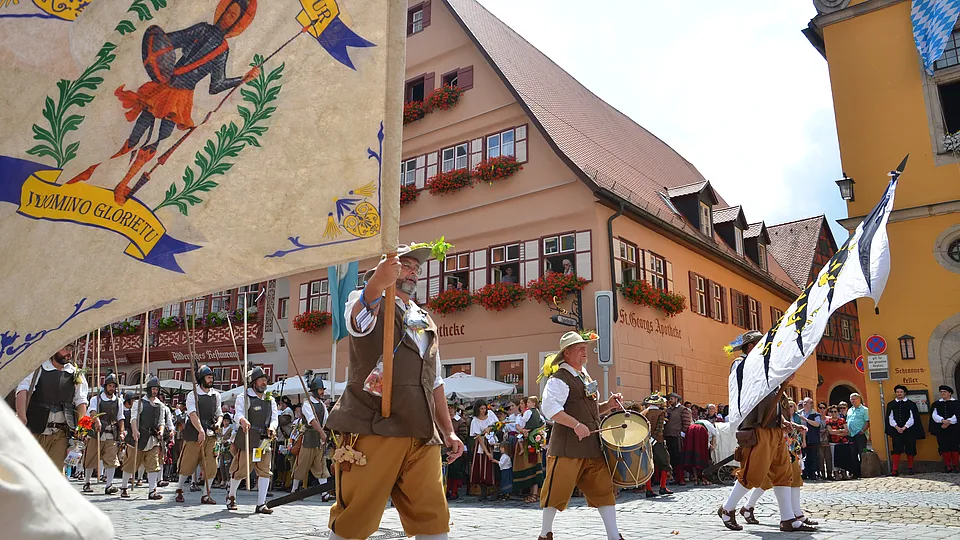 Festzug der Kinderzeche mit Fahnenträgern und Trommler in historischen Gewändern vor Bürgerhäusern der Altstadt